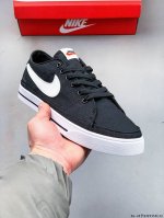 160 耐克Nike Court Legacy 运动鞋融合经典复古款式与时尚街头风格设计，向网球文化的辉煌历史致敬。 ·利落皮革、织物和合成材质组合鞋面经久耐穿
