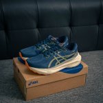 核心私 Asics Gel-Kayano 30简约百搭舒适耐磨透气低帮跑步鞋，Kayano是由板砖脚感进化而来的亚瑟士稳定跑鞋。在第30代，在支撑中保证了稳定。