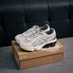 核心私 Asics Gel-Kinetic Fluent 亚瑟士运动休闲透气专业跑鞋 新一代缓震未来感跑鞋 鞋面复杂的切割和银色细节极具前卫风格 大底科技十足且