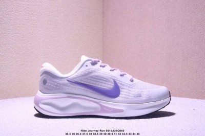 公司级Nike Journey Run 跑步鞋 使用了新型的缓震材料 脚感偏韧 后跟有加厚的海绵填充 鞋子前掌和后掌做了加宽设计 增加了跑步时的稳定性 织物加网