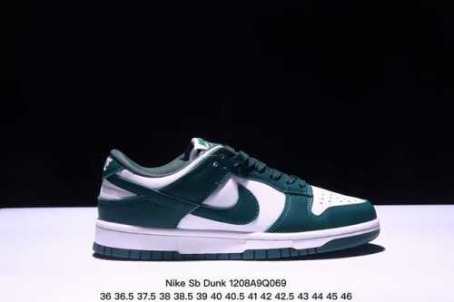 真标 耐克 Nike Sb Dunk Low Pro 男女同款运动鞋复古板鞋，采用柔软皮革鞋面，经久耐穿，塑就如元年款 Dunk 般的复古质感。鞋头透气孔，搭配