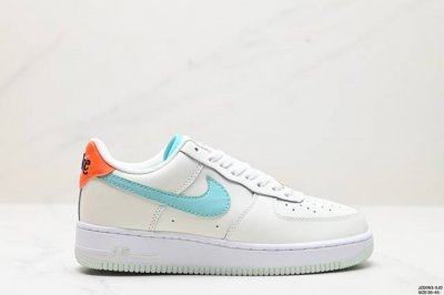 真标耐克nike Air Force 7 空军一号低帮百搭休闲运动板鞋。柔软、弹性十足的缓震性能和出色的中底设计，横跨复古与现代的外型结合，造就出风靡全球三十多