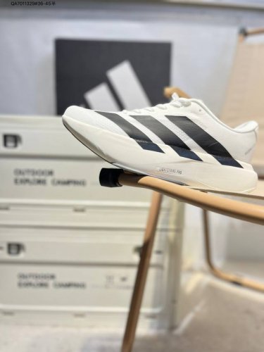 ad Adizero Evo Sl 阿迪超轻透气缓震跑鞋 以令人难以置信的138克重量，刷新了跑鞋轻量化的记录，阿迪在材料科学和工艺技术上的深厚积累 全新鞋款采