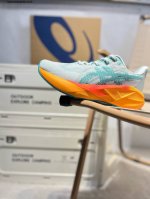 asics Novablast 5亚瑟士经典跑鞋 如今机能风和户外风吹得正劲，便是主打“Urban Outdoor机能越野风格”，城市和户外场景都能轻松应对。关