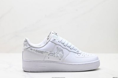 真标耐克Nike Air Force 1’07 Lx空军一号低帮百搭休闲运动板鞋。柔软、弹性十足的缓震性能和出色的中底设计，横跨复古与现代的外型结合，造就出风靡