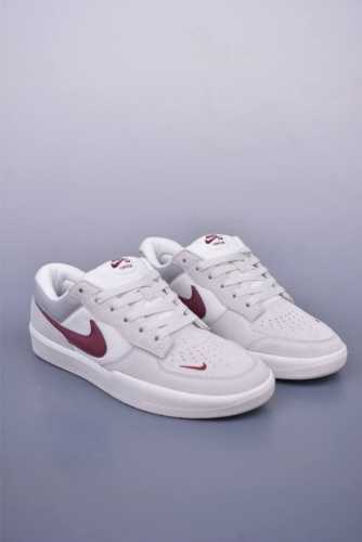 耐克Nike Sb Force 58 硫化杯底 传统篮球风格 原楦版型 Nike Sb Force 58 男 女滑板鞋采用包边设计 经久耐穿 硫化结构则有效提升