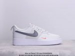 耐克 Nike Air Force 1 '07 Low 空军一号白灰勾低帮，柔软、弹性十足的缓震性能和出色的中底设计，横跨复古与现代的外型结合，造就出风靡全球三