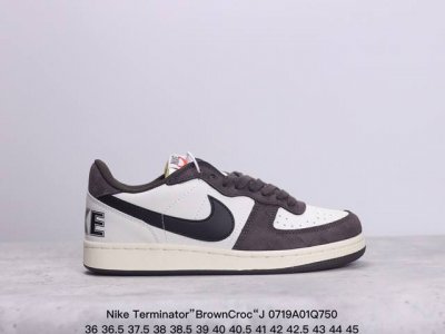 Nike Terminator”Browncroc“J 白酒红耐磨透气低帮板鞋 这款产品采用皮革 网眼和绒面革材料混合制成 它的特点是白色底座和棕色绒面革鳄鱼纹
