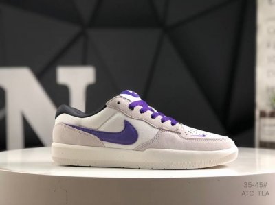 耐克 Nike Sb Force 58是一款将前沿创新带入街头的单品，它具有硫化杯底，具有出色的耐用性和灵活性。使用帆布和绒面革，在饰面上放置通风口，它自始至终