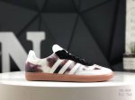 阿迪 Adidas Samba Og 经典鞋款 Adidas 近70年的经典Samba Og 修长的鞋楦,略微尖尖的鞋头,翻毛皮的鞋头拼接,这些我们都看得到的元
