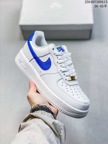 公司级带半码耐克Nike Air Force 1’07 Low空军一号低帮百搭休闲运动板鞋。柔软、弹性十足的缓震性能和出色的中底设计，横跨复古与现代的外型结合，