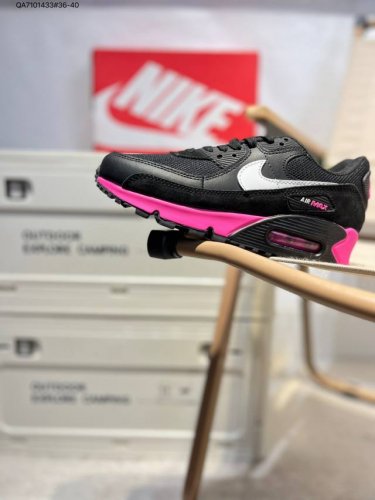 耐克Nike Air Max 90 经典复古小气垫缓震跑鞋 鞋面由皮和革织物打造，犀利的条线打造出酷劲十的足视觉效果 网布鞋增面强透气性，穿着为极舒适 经可典视