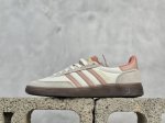 放店私 R版 Adidas Handball Spezial 阿迪达斯经典款 #全鞋采用反毛皮制作 牛筋耐磨大底 承载青春情怀的板鞋 经典三条杠装饰鞋侧 品牌辨
