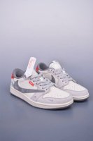 Fragment X Travis Scott X 斯图西 Air Jordan 1 Low 三方联名倒钩 全新的三方联名低帮倒钩鞋面延续了黑脚趾设计，整双鞋以