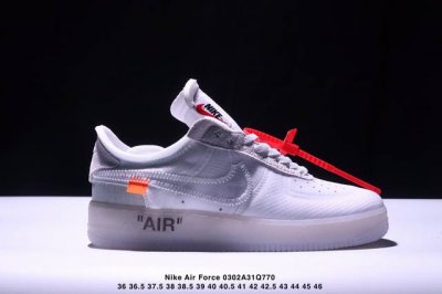 公司级Off-White X Nike Air Force 1 Ow联名空军一号 鞋款延续了此次联名的设计风格，整体以白色为主调，鞋身内侧同样印有大面积标语，奶