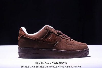 真标耐克nike Air Force 7Lvb空军一号低帮百搭休闲运动板鞋。柔软、弹性十足的缓震性能和出色的中底设计，横跨复古与现代的外型结合，造就出风靡全球三