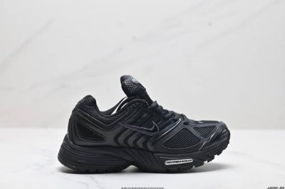 真标nik Air Pegasus 2005 Sp耐克新款休闲跑鞋 鞋身整体均采用皮革+网布打造，整体质感十分高级，风格也是相对百搭。 鞋舍部分的3M反光材质，