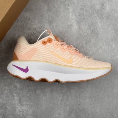 特价本地 核心私 耐克 Nike Motiva 耐克夏季透气缓震波浪跑鞋 鞋底采用夸张的弯曲几何设计，塑造弧形摇杆造型，助力轻松向前。顺畅迈步体验上脚即知，令你