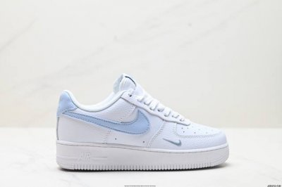 真标耐克Nike Air Force 1“07 Lv8空军一号低帮百搭休闲运动板鞋。柔软、弹性十足的缓震性能和出色的中底设计，横跨复古与现代的外结合，造就出风靡