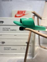 斯图西联名款Stussy X Nike Benassi 拖鞋 一字拖男女凉拖鞋沙滩鞋。一直广受青睐的Nike Sportswear 主打单品搭载了独具特色的鞋款