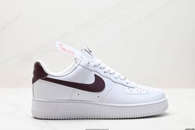 真标耐克Nike Air Force 1’07 Low空军一号低帮百搭休闲运动板鞋。柔软、弹性十足的缓震性能和出色的中底设计，横跨复古与现代的外型结合，造就出风