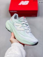 New Balance Nb休闲低帮跑步鞋，织物鞋面，舒适透气。鞋身设计方便穿脱。系带设计，贴合脚踝，鞋底设计采用耐磨的鞋底，增强耐用性。 货号：Utrnga