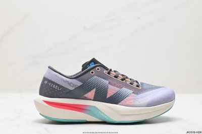 公司级new Balance Fuelcell Supercomp Elite V4 运动舒适耐磨 低帮休闲跑步鞋 新款的elite V4，在鞋面和鞋底都做了升