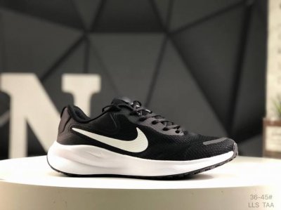 130 nike Revolution 7透气 低帮 跑步鞋兼顾迅疾外观和稳固脚感，后跟覆面和中足动态支撑巧妙融合，缔造稳定顺畅的迈步体验 货号：Fb2207