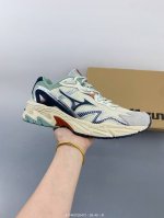 Mizuno 美津浓 复古时尚休闲舒适减震运动跑步鞋 美津浓Wave机械缓震，可以说是机械缓震跑鞋科技的翘楚。有着非凡的适应性，有着充分而持久的缓震能力和轻量