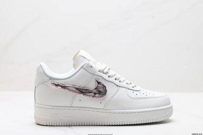 230 真标耐克Nike Air Force 1’07 Lx空军一号低帮百搭休闲运动板鞋。柔软、弹性十足的缓震性能和出色的中底设计，横跨复古与现代的外型结合，造