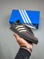Adidas Originals Gazelle Indoor 复古单品自1960年代发售以来，“Gazelle”系列凭借其古典复古魅力，一直备受喜爱。如今，该