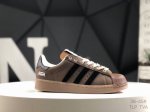 真标带半码 阿迪达斯 Adidas Superstar 三叶草经典贝壳头系列 新款休闲板鞋潮流男女士运动鞋 鞋面柔软皮革材质 标志性的贝壳鞋头 锯齿三条纹 简约