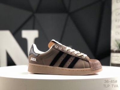 真标带半码 阿迪达斯 Adidas Superstar 三叶草经典贝壳头系列 新款休闲板鞋潮流男女士运动鞋 鞋面柔软皮革材质 标志性的贝壳鞋头 锯齿三条纹 简约