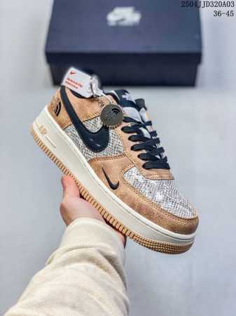 真标带半码 耐克Nike Air Force 1 ‘07空军一号低帮百搭休闲运动板鞋。柔软、弹性十足的缓震性能和出色的中底设计，横跨复古与现代的外型结合，造就出 - 点击图像关闭