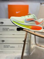 nk Air Zoom Vomero 18 轻便舒适公路跑步鞋 助力一路畅跑 乐享不停 厚实泡绵缔造舒适的回弹效果 铸就出色跑步表现 该鞋款轻盈透气 带你步入舒