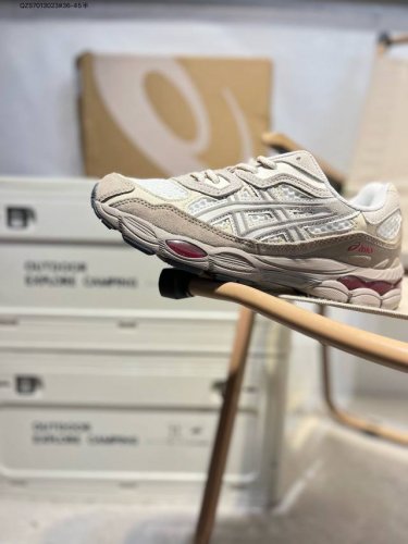 asics Gel-Nyc 亚瑟士经典跑鞋 如今机能风和户外风吹得正劲，便是主打“Urban Outdoor机能越野风格”，城市和户外场景都能轻松应对。关键是跑