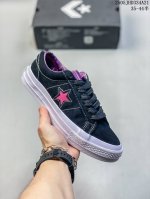 converse One Star Tropical Feet 一星翻毛皮 经典黑紫低帮板鞋 鞋面采用翻毛皮材质 自然优雅 内里花纹独具特色 搭配标志性的One