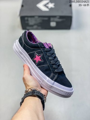 converse One Star Tropical Feet 一星翻毛皮 经典黑紫低帮板鞋 鞋面采用翻毛皮材质 自然优雅 内里花纹独具特色 搭配标志性的One
