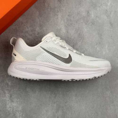本地250 核心私 公司级Nike Vomero 18 耐克 舒适减震防滑 低帮跑步鞋 全掌Reactx泡绵中底 前掌和后跟还配备了Air Zoom气垫单元 据