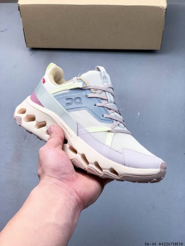 昂跑 On 训练鞋Cloudhoriz Waterproof 新品防水缓震徒步鞋。穿上鞋就跟平常的运动鞋一样，轻巧的很，穿着轻松徒步或重装徒步也不累脚，真的好好