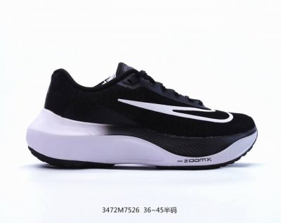 Nk Zoom Fly 5 Prm 不可战胜系列轻量飞织低帮休闲运动慢跑鞋 此鞋专为短跑运动员而生，是为 5 至 10 公里距离的赛事和训练打造。整体设计采用流