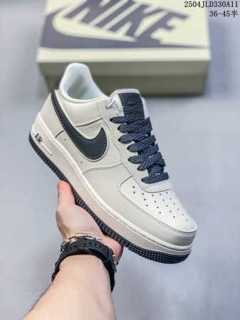 公司级带半码 耐克Nike Air Force 1“07空军一号低帮百搭休闲运动板鞋。柔软、弹性十足的缓震性能和出色的中底设计，横跨复古与现代的外型结合，造就出 - 点击图像关闭
