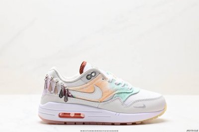 公司级nike Air Max 1 Air Max 气垫 全新配色 鞋身材质均选择皮革、织物、麂皮多种材质覆盖，保证质感的前提下，层次感也相当不错。细节方面，除