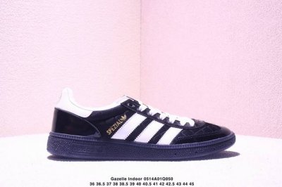 阿迪达斯 Adidas Originals Gazelle Indoor复古三叶草防滑透明橡胶板鞋经典运动鞋。这款经典鞋,忠于原版设计,缀撞色三条纹和鞋跟饰片。