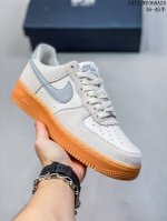 公司级带半码耐克nike Air Force 7 空军一号低帮百搭休闲运动板鞋。柔软、弹性十足的缓震性能和出色的中底设计，横跨复古与现代的外型结合，造就出风靡全