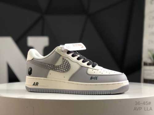 公司级带半码 耐克 Nike Air Force 1 ’07 空军一号低帮百搭休闲运动板鞋。柔软、弹性十足的缓震性能和出色的中底设计，横跨复古与现代的外型结合，