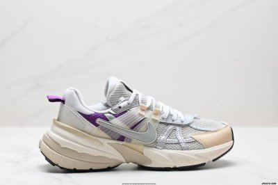 公司级耐克Nike V2K Run跑步鞋复古风潮 网面透气运动鞋 灰银紧致的鞋面材质提供良好的包裹性鞋侧 Swoosh以及鞋头部分搭配增添不少亮点的镀铬细节鞋垫
