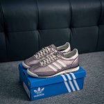 核心私 Adidas Originals Sl 72 Og 超轻便透气复古慢跑鞋 鞋头的设计饱满圆润 鞋面是翻毛皮和尼龙材质结合 上脚舒适柔软 橡胶大底非常耐磨