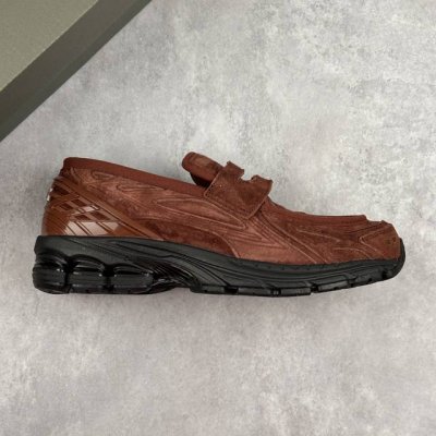 本地 核心私 New Balance 1906 乐福鞋 便捷穿脱设计一脚蹬 采用的是1906鞋底鞋型和乐福的拼接 既有1906的舒适脚感和有运动感的线条 上半部