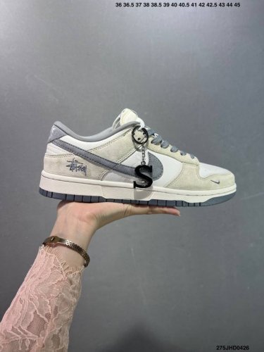 公司级Nike Dunk Sb Low 定制配色 定制Dunk Sb顾名思义，具有经典的Dunk血缘，又注入了更多的时尚元素。相较于普通的Dunk滑板鞋，改良版